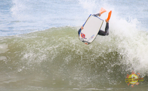 Praia Brava: Surf em Itajaí - Foto: Flávio Fernandes - LitoraldeSantaCatarina.com