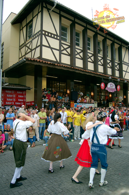 Oktoberfest Desfile no centro de Blumenau