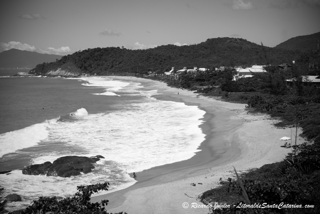 Foto da Praia do Estaleiro em Preto e Branco - Foto: Ricardo Junior - LitoraldeSantaCatarina.com