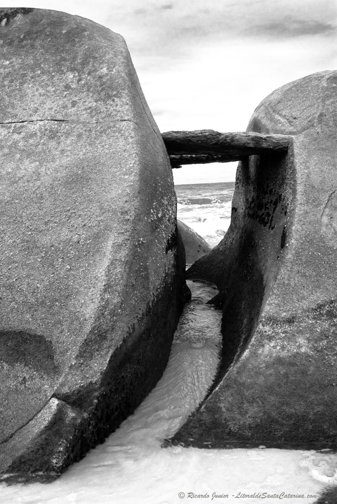 Praia do Estaleiro - Pedra Furada - Foto: Ricardo Junior - LitoraldeSantaCatarina.com