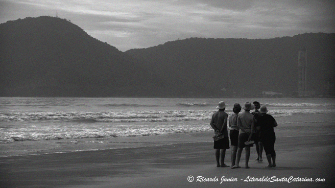 Senhores conversando as areias da Praia Central de Balneário Camboriú - Foto: Ricardo Junior - LitoraldeSantaCatarina.com